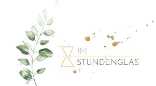 Logo "Im Stundenglas" mit Sanduhr-Symbol, Eukalyptuszweig links und goldenen Farbspritzern rechts auf weißem Hintergrund.