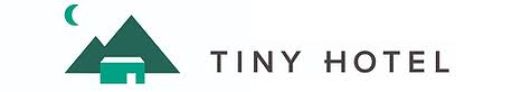 Logo mit grünen Bergsilhouetten, Mond und kleinem Haus, daneben Schriftzug „TINY HOTEL".