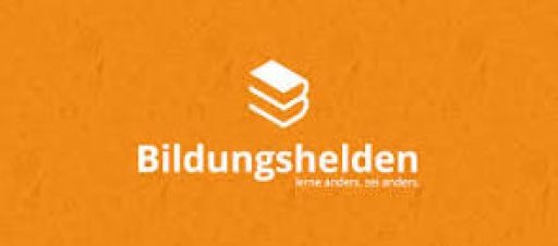 Weißes Logo mit Bücher-Symbol und Text „Bildungshelden – lerne anders, sei anders" auf orangem Hintergrund.