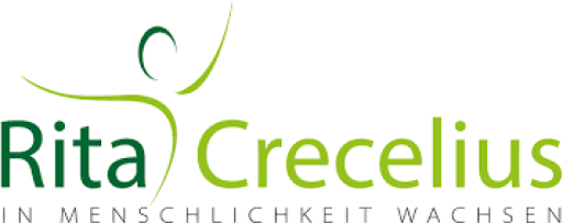 Logo Rita Crecelius mit grüner Schrift und stilisierter Figur, Untertitel: In Menschlichkeit wachsen