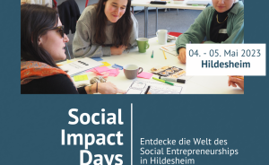 „Flyer: Social Impact Days, 04.–05. Mai 2023, Hildesheim. Drei Frauen arbeiten an einem Tisch mit Notizen."